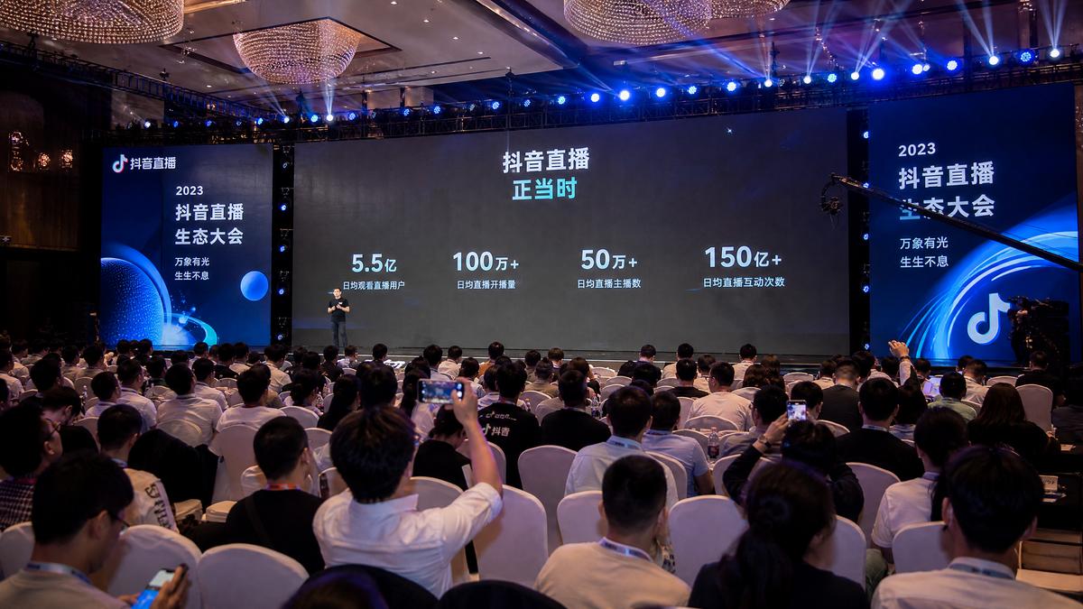 户外直播户外直播2026年度创作者大会圆满落幕，百位视频创作者获颁荣誉